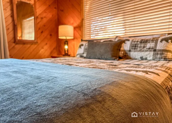 Runway Cabin Retreat With Private Hot Tub!