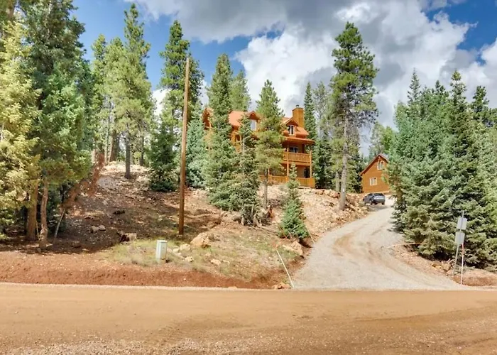 Three Level Cabin With Hot Tub